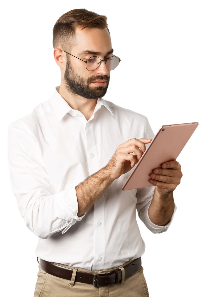 Foto de homem mexendo em tablet